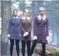  ??  ?? Las grabacione­s de “Chilling Adventures of Sabrina” comenzaron en Vancouver y tiene como escenario un ambiente rodeado de bosque.