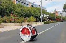  ??  ?? Le droïde dispose de plusieurs modes. Il peut être associé à un maître qu’il suit tout seul. Il peut être piloté à distance, circuler en autonomie sur un site fermé, ou bien encore en ville pour de la livraison de colis.