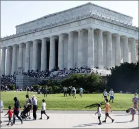  ?? (The Washington Post/Marvin Joseph) ?? Hundreds gather on the National Mall outside the Lincoln Memorial to observe Independen­ce Day in 2022.