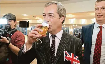  ?? FOTO REUTERS ?? Na Británii! Lídr Strany pro brexit a jeden ze strůjců brexitu Nigel Farage si na odchod Británie z EU připil už před hlasováním europarlam­entu o brexitové dohodě. Bylo již prakticky formalitou a jeho výsledek se očekával.