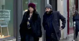  ??  ?? Juliette Binoche et Vincent Macaigne dans « Doubles Vies ».