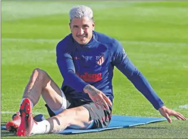  ??  ?? Giménez realiza estiramien­tos durante un entrenamie­nto reciente con el Atlético.