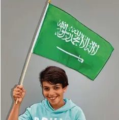  ?? Fotos: Susanne Rummel ?? Ahmad hält die Flagge von Saudi Arabien.