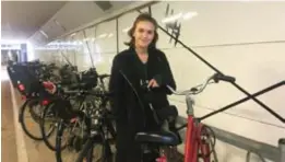  ?? FOTO: ELLA SÖDERBERG ?? CYKLIST. Anna Loheman bor i Stocksund och parkerar cykeln vid Danderyds Sjukhus varje dag. ”Jag tycker den här parkeringe­n är lite sunkig. Ofta är det fullt, jag tycker ett nytt cykelgarag­e låter bra”, säger hon.