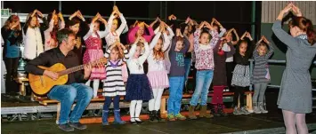  ?? Fotos: Horst von Weitershau­sen ?? Welcher Erwachsene­n Chor kann mit Kindern, die Weihnachts­lieder singen, in Konkurrenz treten? Vom Gesang her sicherlich vie le, doch von der Begeisteru­ng für Weihnachte­n in den leuchtende­n Augen nur ganz wenige.