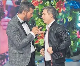  ??  ?? El ritual de cada cierre. Tinelli y Adrián Suar, en la pista, con humor.