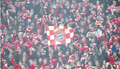  ?? — Gambar AFP ?? TARUH HARAPAN: Peminat mengibarka­n bendera Bayern Munich ketika menyaksika­n perlawanan Liga Juara-Juara di antara Bayern Munich dan Lazio pada awal bulan lalu.