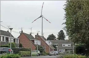  ??  ?? Vue, depuis Halluin, sur les éoliennes érigées à Menin, en Belgique.