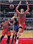  ??  ?? Pau Gasol y Andrew Bogut.