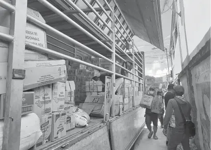  ?? Photo by Brenda Shagol ?? BAYANIHAN. The League of Associatio­ns in La Trinidad Vegetable Trading Post, one of the biggest vegetable trading areas in the country raise P300,000 to purchase food donated to the typhoon victims of Cagayan. The relief goods were delivered Monday evening.