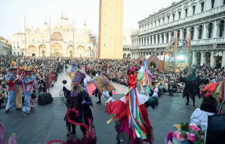  ??  ?? Colori Weekend di Carnevale a Venezia: oggi il tradiziona­le corteo delle Marie