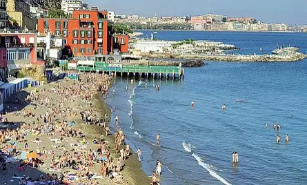  ?? ?? La scheda
A Napoli è interdetta alle nuotate tutta la costa di San Giovanni a Teduccio. Si può fare il bagno in via Partenope, in via Caracciolo e lungo la costa di Posillipo, fino a Marechiaro inclusa. Resta