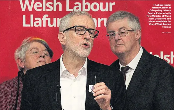  ?? IAN COOPER ?? > Labour leader Jeremy Corbyn at Colwyn Bay Leisure Centre. Pictured with First Minister of Wales Mark Drakeford and Labour candidate for Clwyd West, Joanne Thomas