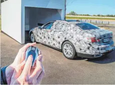  ??  ?? Einige Modelle von BMW merken sich die letzten zurückgele­gten Meter vor dem Abstellen und können sie auf Knopfdruck rückwärts abspulen.