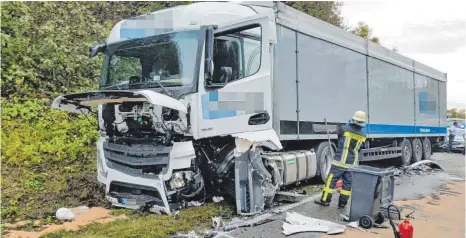  ?? FOTOS: ZVG FEUERWEHR KRESSBRONN (2) ?? Der Tank des Lasters ist bei dem Unfall aufgerisse­n worden.