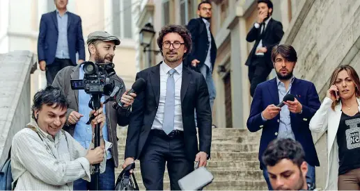  ??  ?? M5S Il capogruppo al Senato Danilo Toninelli, 43 anni, lascia Montecitor­io dopo le consultazi­oni con Roberto Fico per la formazione del nuovo governo (Ansa)