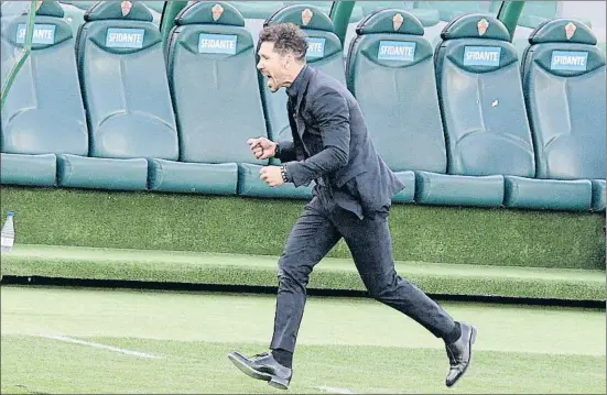  ?? ALBERTO SAIZ / AP ?? Diego Simeone corre por la banda para celebrar un gol de su equipo