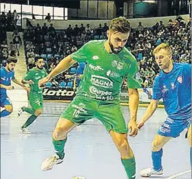  ?? FOTO: LNFS ?? Rafa Usín (Osasuna Magna) controla el balón ante Santi (Santiago Futsal)