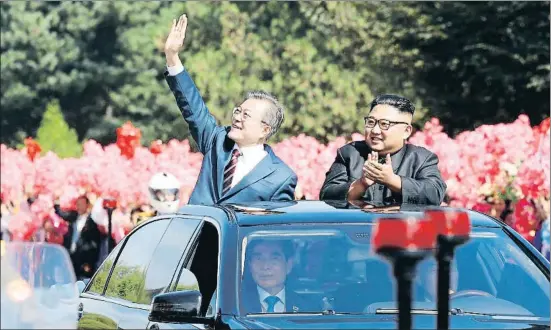  ?? -/AFP ?? Los dos presidente­s, Mun Jae In y Kim Jong Un, aclamados por la multitud en las calles de Pyongyang
