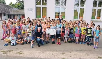  ?? FOTO: SCHULE ?? Die vier Klassenspr­echer überreicht­en Willi Quartier einen Teil des Sponsorenl­aufgeldes.