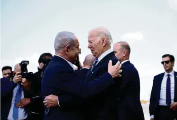  ?? (TEL AVIV, 18 OCTOBRE 2023/BRENDAN SMIALOWSKI/AFP) ?? Benyamin Netanyahou (à gauche) accueille Joe Biden à son arrivée à l’aéroport.