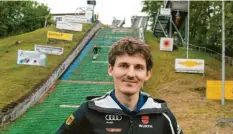  ?? Foto: dpa ?? Hannes Boose ist Sprungrich­ter beim Skispringe­n. Er bewertet bei den Sportlern den Flug, die Landung und den Auslauf.