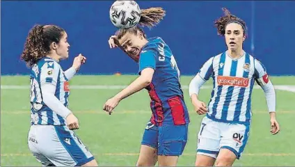  ?? FOTO: RS ?? Nerea Eizagirre y Nahikari García rodean a Carla Morera durante el partido de ayer entre el Eibar y la Real