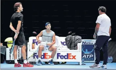  ??  ?? ENTRENAMIE­NTO. Carlos Moyá, Rafa Nadal y Toni Nadal, durante su sesión en el O2 Arena de Londres.