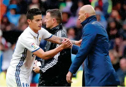  ?? FOTO EFE ?? James Rodríguez tuvo unos aceptables 66 minutos frente al Valencia, mostrando que es capaz de marcarle el ritmo al equipo y que tiene clara incidencia en el juego del cuadro merengue.