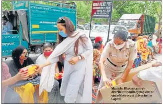  ??  ?? Manisha Bhatia (centre) distribute­s sanitary napkins at one of the recent drives in the Capital