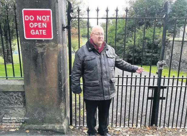  ??  ?? About time Councillor Doig points out the damaged gate at Kilbarchan Park