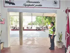  ?? ?? Un solitario agente policial monta guardia en la entrada de una institució­n educativa de la ciudad de San Lorenzo.