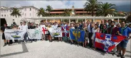  ??  ?? Photo de famille pour une cinquantai­ne de souveraini­stes français et italiens, hier, à Menton. (Photo Cyril Dodergny)