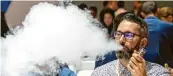  ?? Foto: Bernd Thissen, dpa ?? Qualmt mächtig: die E-Zigarette.