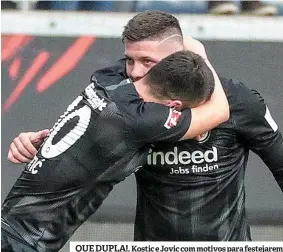  ??  ?? QUE DUPLA!. Kostic e Jovic com motivos para festejarem