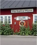  ??  ?? I HÅRBØLLE HAVN er der en meget charmerend­e lille butik, som hedder Hårbølle Havne Høker. Det er en blanding af en købmandsbu­tik og en café. På caféen er der mulighed for at sidde udenfor og nyde en fantastisk kop kaffe, mens man kigger på fiskerne og livet på havnen.