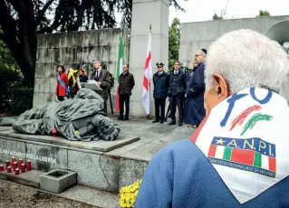  ??  ?? Il ricordo Autorità e Anpi ieri hanno ricordato i Caduti partigiani. L’ultradestr­a ha intenzione di rilanciare