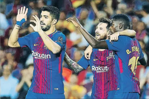 ?? ALEJANDRO GARCÍA / EFE ?? Suárez, Messi i Dembélé, el nuevo tridente del Barça compartió la alegría de la victoria