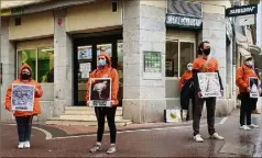  ?? (Photo RG) ?? Les manifestan­ts se sont placés autour du restaurant Subway.