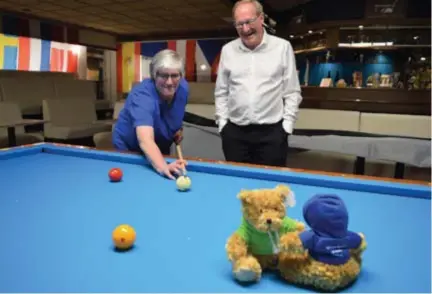  ?? FOTO ?? Danielle Le Bruyn en Luc Sebreghts met twee mascottebe­ertjes van het EK Ladies, die de voorbije maanden ter promotie en sponsoring werden verkocht.