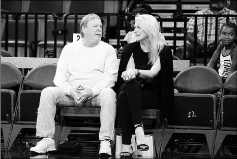  ?? YASMINA CHAVEZ (2018) ?? Raiders owner Mark Davis and a guest sit courtside during a
Las Vegas Aces’ game in 2018 at the Mandalay Bay Events Center. Davis recently acquired the Aces with promises of pouring resources into the franchise. “Women’s sports deserve so much more recognitio­n,” Davis said.