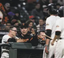  ?? Gabrielle Lurie / The Chronicle 2017 ?? Giants manager Bruce Bochy, chatting with infielder Kelby Tomlinson (left), has won almost 2,000 big-league games.