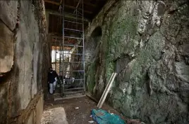  ??  ?? À la poudrière, le mur de soutènemen­t de la terrasse est rongé par les infiltrati­ons d’eau.