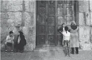  ?? HASSAN AMMAR / THE ASSOCIATED PRESS ?? A woman takes a picture of her daughter Thursday in front the 7 th century Umayyad Mosque in Damascus.