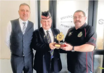  ??  ?? Honour Geordie receives his award from Gordon Powrie and Kevin Skinnider