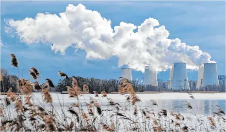  ?? FOTO: PATRICK PLEUL/DPA ?? Wasserdamp­f steigt aus Kühltürmen eines Braunkohle­kraftwerke­s: Mit dem Green Deal will die EU globaler Vorreiter beim Klimaschut­z werden.