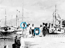  ??  ?? ►► En esta imagen estaría el copiloto Fred Noonan (izq.) y sentada (Der.), Amelia Earhart.