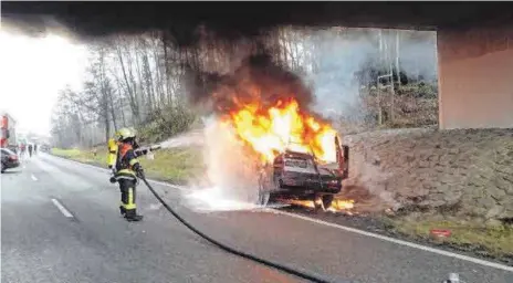  ?? FOTO: FEUERWEHR ?? Der SUV ist auf der B 31 am Montagmorg­en ausgebrann­t. Die Feuerwehr konnte das Auto löschen, dann wurde es abtranspor­tiert.