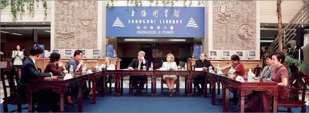  ?? XU GENSHUN / FOR CHINA DAILY ?? Former US President Bill Clinton and his wife Hillary Clinton meet with a group of district officials at the Shanghai Library in 1998.