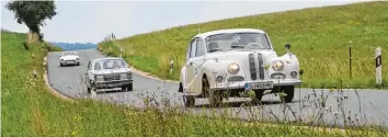  ??  ?? An der malerische­n Wiesenland­schaft geht es für die Oldtimerfa­hrer bei Grünenbain­dt vorbei. Da kann man den Blick genüsslich in die Ferne schweifen lassen.